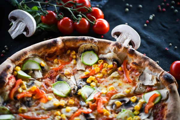 Taze sebze, peynir ve domates soslu lezzetli İtalyan vejetaryen pizzası.