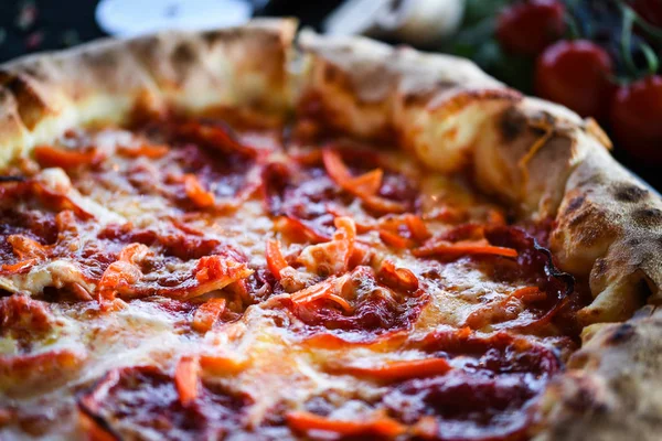 Olasz Pizza Pepperonival Szalámival Tésztában Dupla Parmezánnal — Stock Fotó