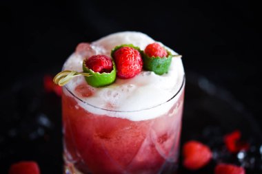 lezzetli ahududu ve limon kokteyli