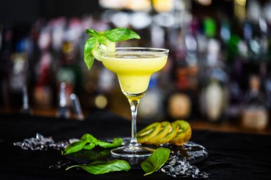 Lezzetli kivi, taze fesleğenli soğuk kokteyl.