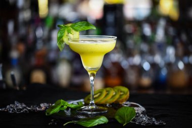 Lezzetli kivi, taze fesleğenli soğuk kokteyl.