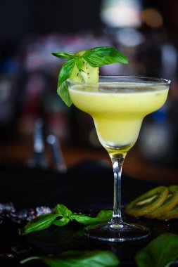 Lezzetli kivi, taze fesleğenli soğuk kokteyl.