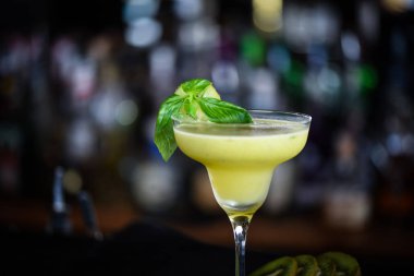 Lezzetli kivi, taze fesleğenli soğuk kokteyl.