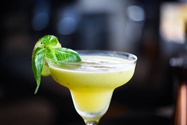 Lezzetli kivi, taze fesleğenli soğuk kokteyl.