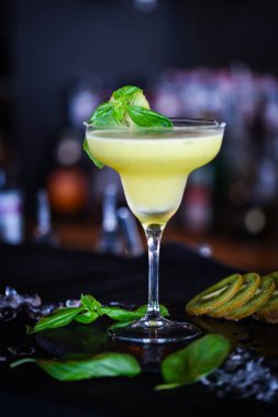 Lezzetli kivi, taze fesleğenli soğuk kokteyl.