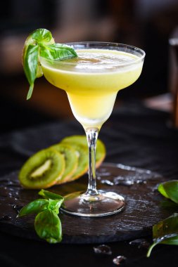 Lezzetli kivi, taze fesleğenli soğuk kokteyl.
