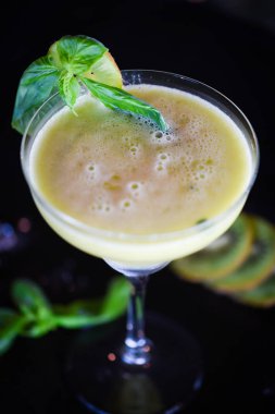 Lezzetli kivi, taze fesleğenli soğuk kokteyl.