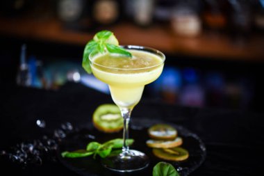 Lezzetli kivi, taze fesleğenli soğuk kokteyl.