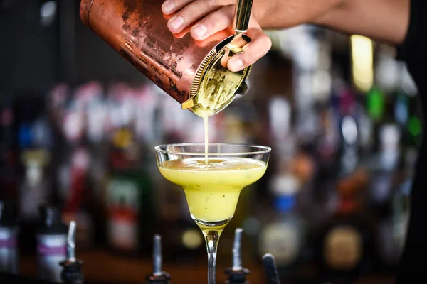 Välsmakande Kiwi Svalare Cocktail Med Färsk Basilika — Stockfoto