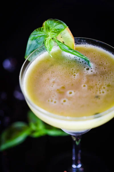 Leckerer Kiwi Cocktail Mit Frischem Basilikum — Stockfoto