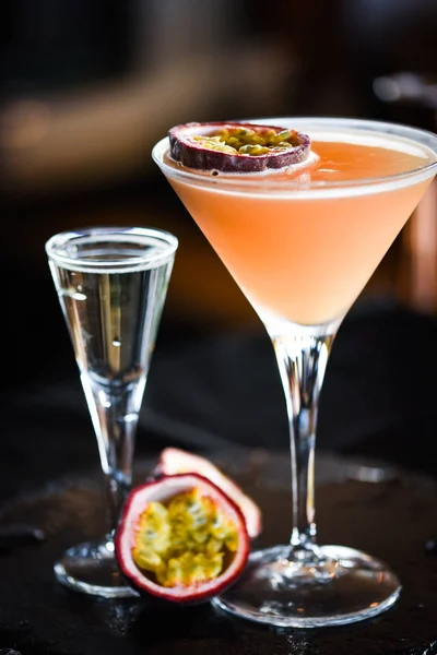 God Prosseco Passionsfrukt Cocktail Med Färska Frukter — Stockfoto