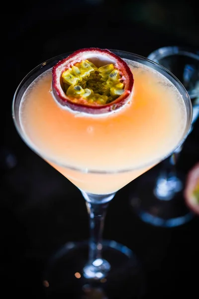 God Prosseco Passionsfrukt Cocktail Med Färska Frukter — Stockfoto