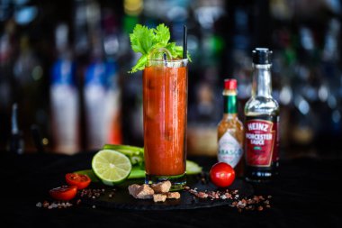 Taze malzemeli Bloody Mary kokteyli. 