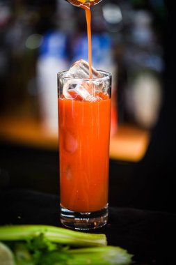 Taze malzemeli Bloody Mary kokteyli. 