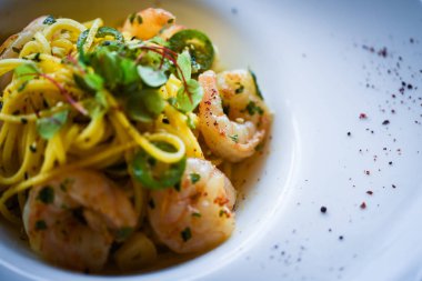 Lezzetli ev yapımı İtalyan makarnası ve taze sebze ve karides.