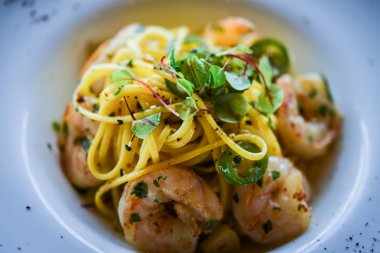 Lezzetli ev yapımı İtalyan makarnası ve taze sebze ve karides.