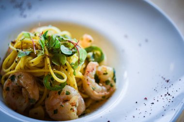 Lezzetli ev yapımı İtalyan makarnası ve taze sebze ve karides.