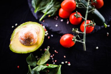 Izgara etli taze salata ve lezzetli sebzeler.