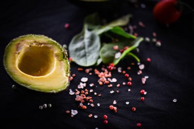 Izgara etli taze salata ve lezzetli sebzeler.