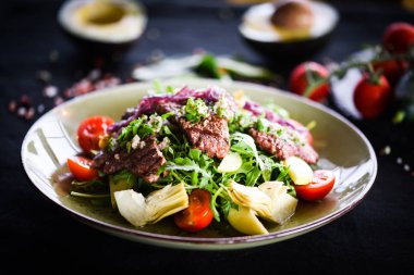 Izgara etli taze salata ve lezzetli sebzeler.