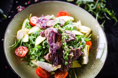 Izgara etli taze salata ve lezzetli sebzeler.