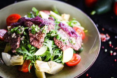 Izgara etli taze salata ve lezzetli sebzeler.