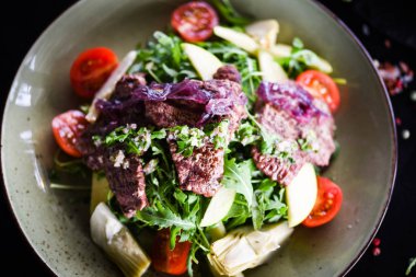 Izgara etli taze salata ve lezzetli sebzeler.