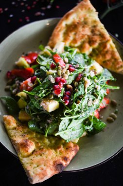 Taze sebzeli ve Focaccia ekmekli lezzetli kinoa salatası.