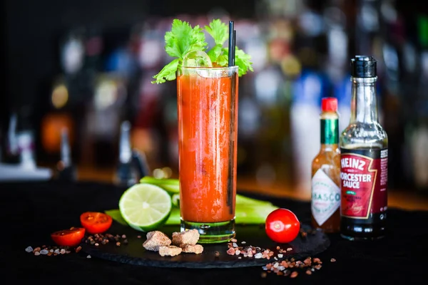 Taze malzemeli Bloody Mary kokteyli. 