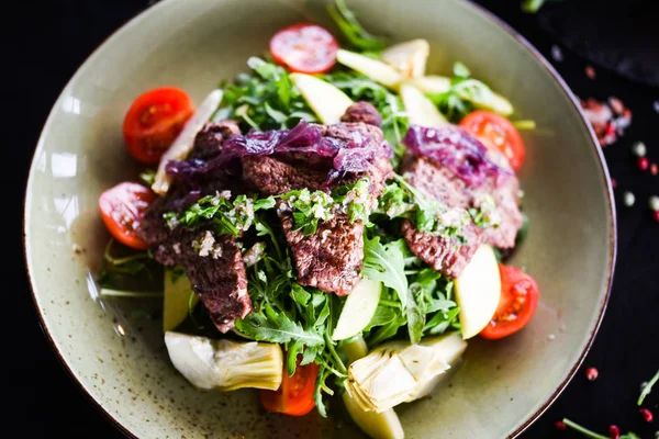 Deliciosa Ensalada Fresca Con Carne Res Parrilla Verduras Sabrosas —  Fotos de Stock