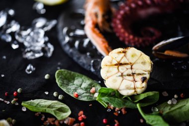 ızgara limon ve sarımsaklı taze deniz ürünleri - ahtapot, karides, kalamar, kabuk