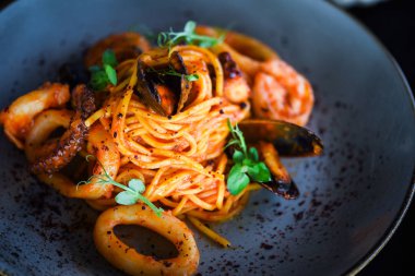 taze İtalyan makarnası - deniz ürünleri ve taze sebzeli spagetti