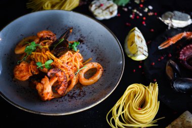 taze İtalyan makarnası - deniz ürünleri ve taze sebzeli spagetti