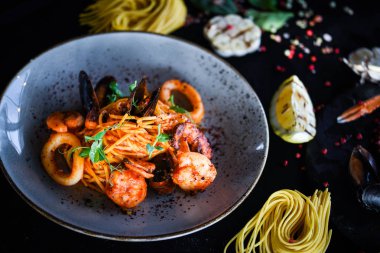 taze İtalyan makarnası - deniz ürünleri ve taze sebzeli spagetti