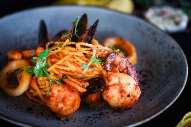 taze İtalyan makarnası - deniz ürünleri ve taze sebzeli spagetti