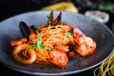 taze İtalyan makarnası - deniz ürünleri ve taze sebzeli spagetti