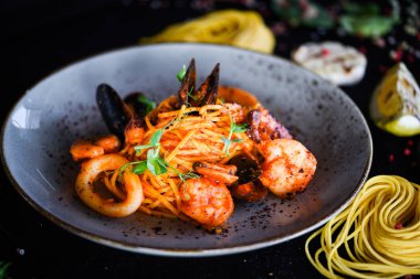 taze İtalyan makarnası - deniz ürünleri ve taze sebzeli spagetti
