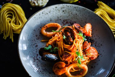 taze İtalyan makarnası - deniz ürünleri ve taze sebzeli spagetti