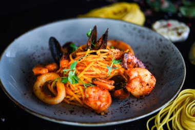 taze İtalyan makarnası - deniz ürünleri ve taze sebzeli spagetti