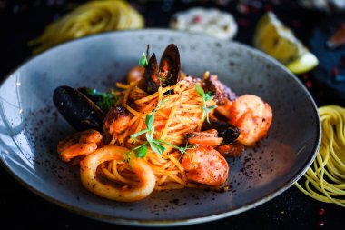 taze İtalyan makarnası - deniz ürünleri ve taze sebzeli spagetti