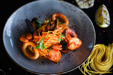 taze İtalyan makarnası - deniz ürünleri ve taze sebzeli spagetti
