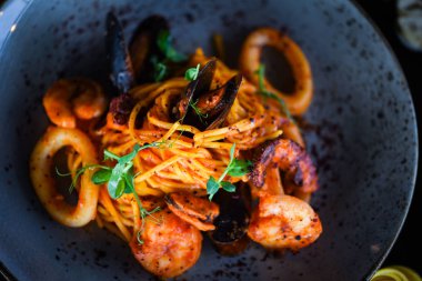taze İtalyan makarnası - deniz ürünleri ve taze sebzeli spagetti