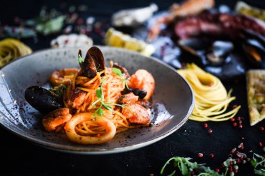 taze İtalyan makarnası - deniz ürünleri ve taze sebzeli spagetti