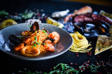 taze İtalyan makarnası - deniz ürünleri ve taze sebzeli spagetti