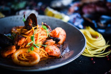 taze İtalyan makarnası - deniz ürünleri ve taze sebzeli spagetti