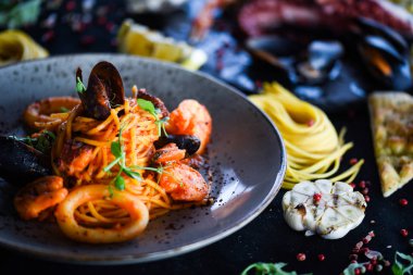 taze İtalyan makarnası - deniz ürünleri ve taze sebzeli spagetti