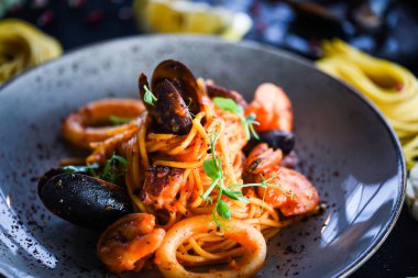 taze İtalyan makarnası - deniz ürünleri ve taze sebzeli spagetti