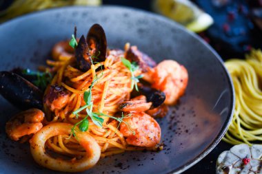 taze İtalyan makarnası - deniz ürünleri ve taze sebzeli spagetti