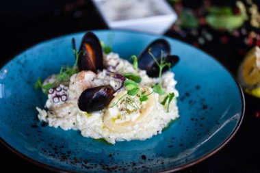 Taze sebzelerle lezzetli deniz ürünleri pilavı - ahtapot, karides, kabuk, mürekkep balığı ve özel sebze sosuyla karıştırılmış karides.