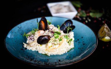 Taze sebzelerle lezzetli deniz ürünleri pilavı - ahtapot, karides, kabuk, mürekkep balığı ve özel sebze sosuyla karıştırılmış karides.